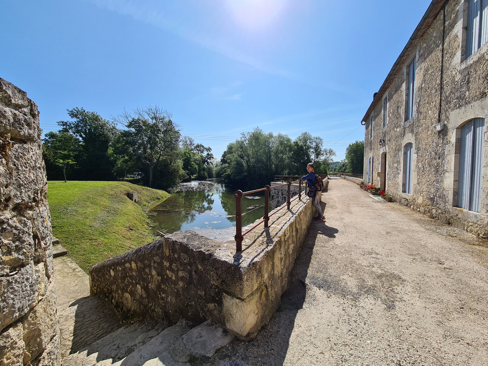 Visit of Sauvetat-du-Dropt and its 23-arched b ...